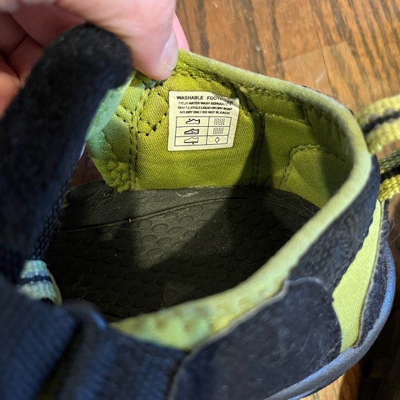 Keen. Big kids size 5. Water shoe. Hiking. - Picture 5 of 8